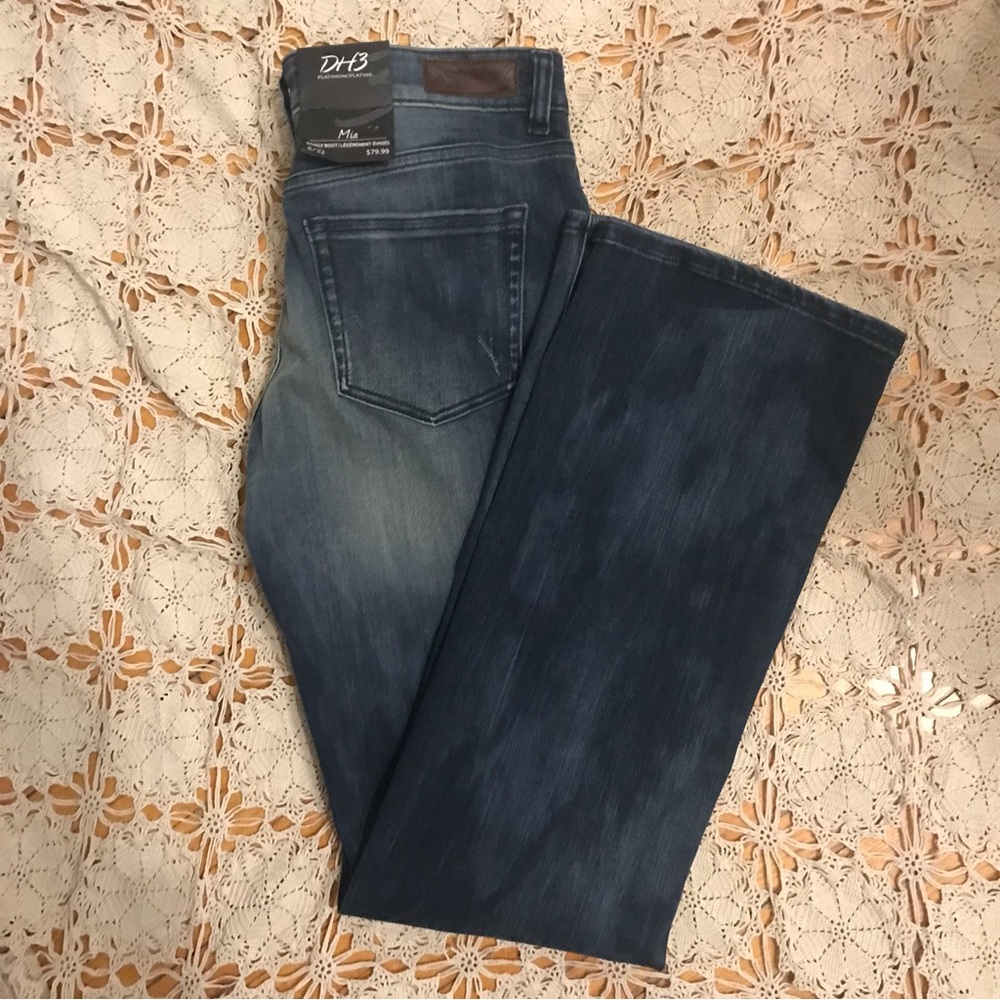 NWT - DH3 Platinum Mia Barely Boot Flared Distressed Jeans - Size 8/32
